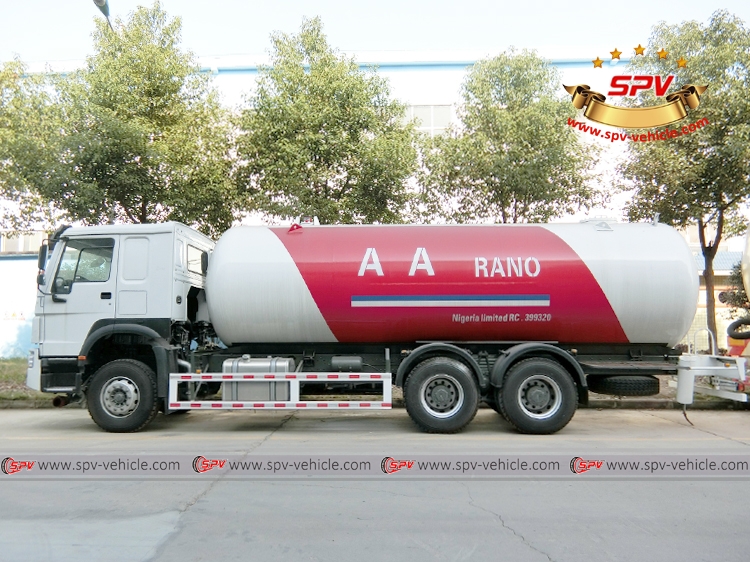 Left side view of LPG Tanker Sinotruk 6x4